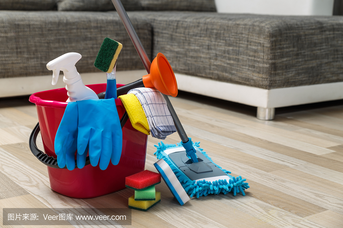 清潔服務。海綿,化學品和拖把。